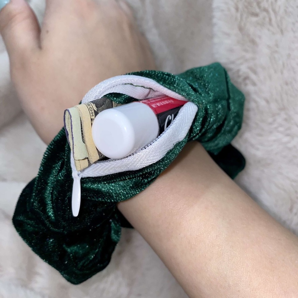 Zipper scrunchie for hair also holds items - Picture 2 of 3